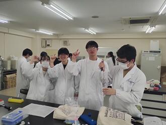 専門分野の分析化学に挑戦中！　〜生命化学分析学科・農水産バイオ分析学科〜