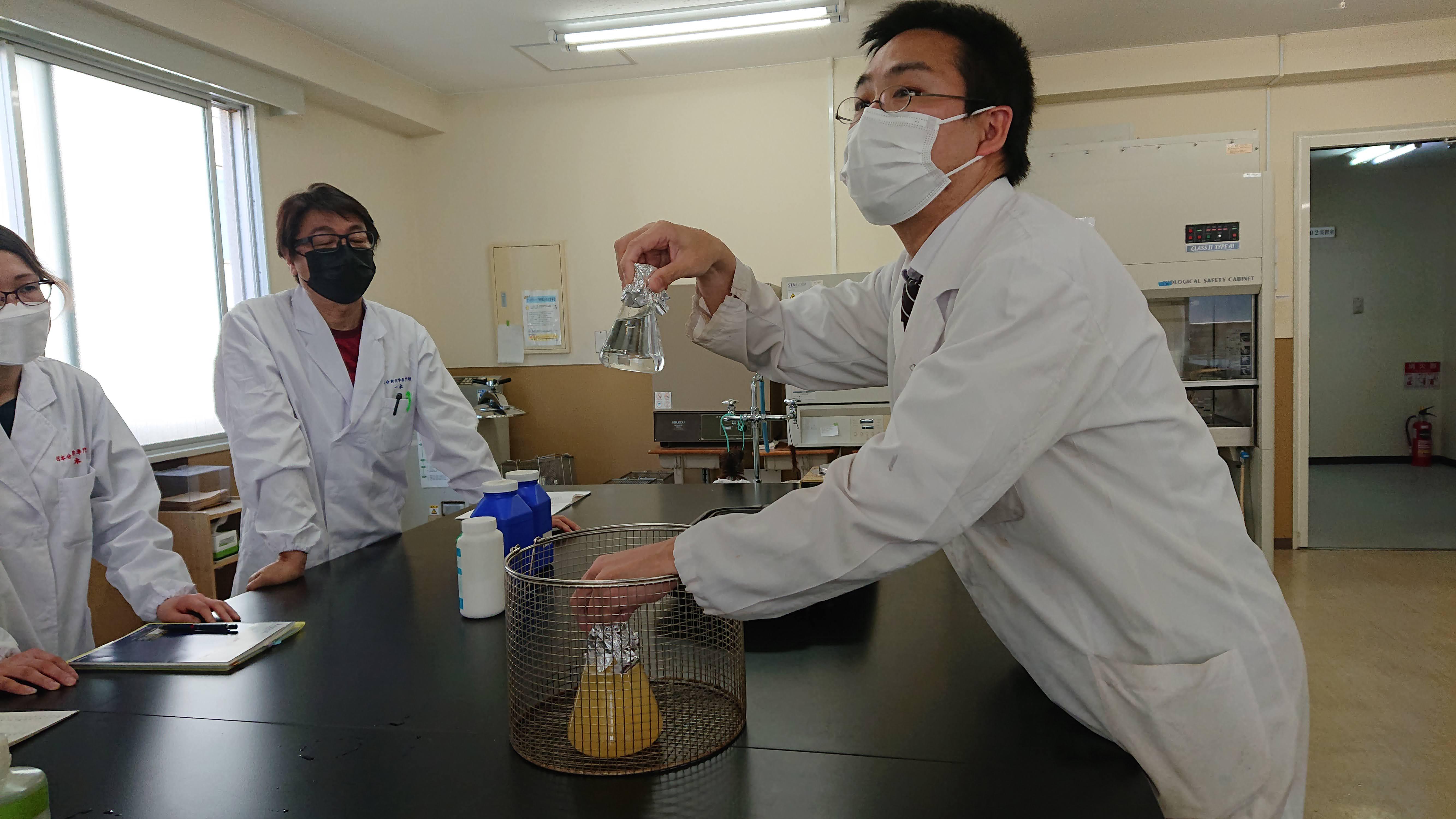 土 日開講 化学分析学科 川の水の細菌を調べよう せんせのブログ 日本分析化学専門学校
