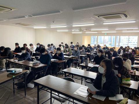 メモを取る学生.jpg