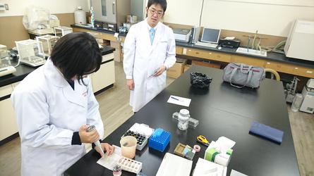 四天王寺高校 化学部 本校で実験会 せんせのブログ 日本分析化学専門学校